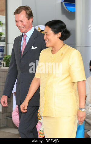 Jun 11, 2006; Bangkok, Thailandia; S.A.R. il Granduca Henri di Lussemburgo arriva a Bangkok Aeroporto Militare di unirsi al Re di Thailandia del sessantesimo anniversario. Royal ospiti provenienti da 25 nazioni sono attesi a Bangkok per la sua maestà Re Bumibol Adulyadej il sessantesimo anniversario sul trono celebrazioni. Lunedì il dodicesimo il royal gli ospiti potranno testimoniare la effettuato di rado Foto Stock