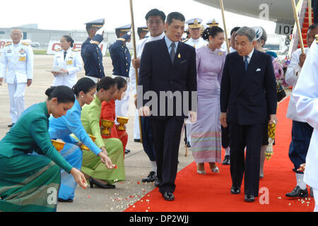 Jun 11, 2006; Bangkok, Thailandia; Sua Maestà l'imperatore Akihito & il suo Majesety Michiko imperatrice del Giappone arriva a Bangkok Aeroporto Militare di unirsi al Re di Thailandia del sessantesimo anniversario. Royal ospiti provenienti da 25 nazioni sono attesi a Bangkok per la sua maestà Re Bumibol Adulyadej il sessantesimo anniversario sul trono celebrazioni. Lunedì il dodicesimo il royal gli ospiti w Foto Stock