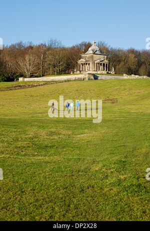 Passeggia accanto al Temple of the Four Winds vicino a Castle Howard in inverno North Yorkshire Inghilterra Regno Unito Gran Bretagna Foto Stock