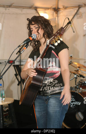 Jun 12, 2006; Boston, MA, USA; U.K. sensazione Katie Melua canta in apertura del nuovo ristorante di LTK su Seaport Boulevard. LTK è Legals cucina prova. Melua's aspetto è stato sponsorizzato dalla stazione radio WBOS. Credito: Foto di Betania Versoy/ZUMA premere. (©) Copyright 2006 by Betania Versoy Foto Stock