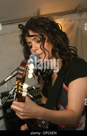 Jun 12, 2006; Boston, MA, USA; U.K. sensazione Katie Melua canta in apertura del nuovo ristorante di LTK su Seaport Boulevard. LTK è Legals cucina prova. Melua's aspetto è stato sponsorizzato dalla stazione radio WBOS. Credito: Foto di Betania Versoy/ZUMA premere. (©) Copyright 2006 by Betania Versoy Foto Stock