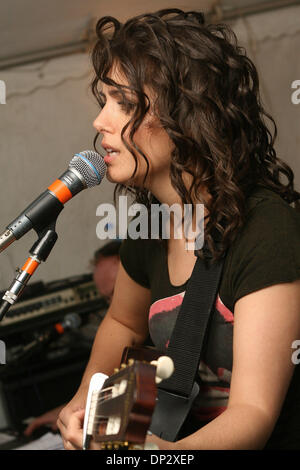 Jun 12, 2006; Boston, MA, USA; U.K. sensazione Katie Melua canta in apertura del nuovo ristorante di LTK su Seaport Boulevard. LTK è Legals cucina prova. Melua's aspetto è stato sponsorizzato dalla stazione radio WBOS. Credito: Foto di Betania Versoy/ZUMA premere. (©) Copyright 2006 by Betania Versoy Foto Stock