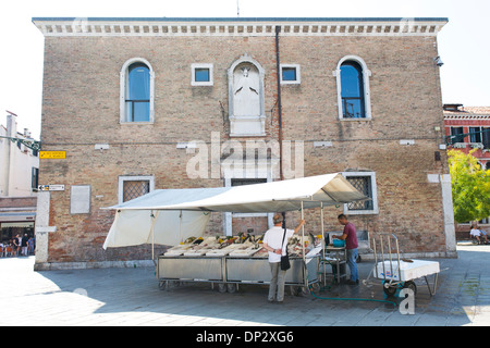 07/09/2013 di pesce e frutti di mare di stallo di mercato in Campo Santa Margherita, Venezia, Italia. Foto Stock
