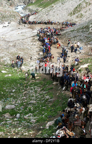 Jun 13, 2006; Kashmir India; l'annuale pellegrinaggio alla grotta santuario di Amarnath sono rimaste in sospeso per il terzo giorno come le frane bloccando le rotte da Batal e Pahalgam al santuario non poteva essere cancellato. Piligrims indù trek fino a raggiungere Santa Grotta di Amarnath situato a 3880 m sopra il livello del mare nella gamma dell'Himalaya indiano in Kashmir amministrato. Migliaia di dedicare indù Foto Stock