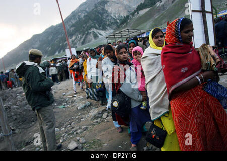 Jun 13, 2006; Kashmir India; l'annuale pellegrinaggio alla grotta santuario di Amarnath sono rimaste in sospeso per il terzo giorno come le frane bloccando le rotte da Batal e Pahalgam al santuario non poteva essere cancellato. Piligrims indù trek fino a raggiungere Santa Grotta di Amarnath situato a 3880 m sopra il livello del mare nella gamma dell'Himalaya indiano in Kashmir amministrato. Migliaia di dedicare indù Foto Stock