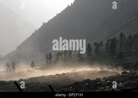 Jun 13, 2006; Kashmir India; l'annuale pellegrinaggio alla grotta santuario di Amarnath sono rimaste in sospeso per il terzo giorno come le frane bloccando le rotte da Batal e Pahalgam al santuario non poteva essere cancellato. Una vista di baltal campo base dove da piligrims indù trek fino a raggiungere Santa Grotta di Amarnath situato a 3880 m sopra il livello del mare nella gamma di Himalayan in Indian administe Foto Stock