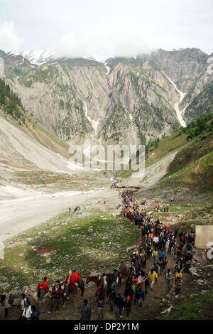 Jun 13, 2006; Kashmir India; l'annuale pellegrinaggio alla grotta santuario di Amarnath sono rimaste in sospeso per il terzo giorno come le frane bloccando le rotte da Batal e Pahalgam al santuario non poteva essere cancellato. Piligrims indù trek fino a raggiungere Santa Grotta di Amarnath situato a 3880 m sopra il livello del mare nella gamma dell'Himalaya indiano in Kashmir amministrato. Migliaia di dedicare indù Foto Stock