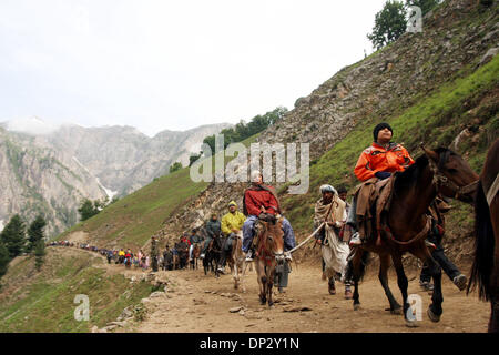 Jun 13, 2006; Kashmir India; l'annuale pellegrinaggio alla grotta santuario di Amarnath sono rimaste in sospeso per il terzo giorno come le frane bloccando le rotte da Batal e Pahalgam al santuario non poteva essere cancellato. Piligrims indù trek fino a raggiungere Santa Grotta di Amarnath situato a 3880 m sopra il livello del mare nella gamma dell'Himalaya indiano in Kashmir amministrato. Migliaia di dedicare indù Foto Stock