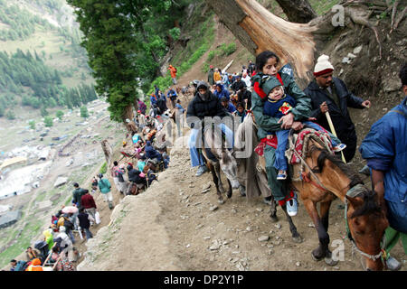 Jun 13, 2006; Kashmir India; l'annuale pellegrinaggio alla grotta santuario di Amarnath sono rimaste in sospeso per il terzo giorno come le frane bloccando le rotte da Batal e Pahalgam al santuario non poteva essere cancellato. Piligrims indù trek fino a raggiungere Santa Grotta di Amarnath situato a 3880 m sopra il livello del mare nella gamma dell'Himalaya indiano in Kashmir amministrato. Migliaia di dedicare indù Foto Stock