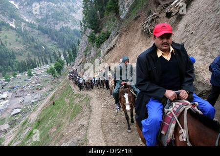 Jun 13, 2006; Kashmir India; l'annuale pellegrinaggio alla grotta santuario di Amarnath sono rimaste in sospeso per il terzo giorno come le frane bloccando le rotte da Batal e Pahalgam al santuario non poteva essere cancellato. Piligrims indù trek fino a raggiungere Santa Grotta di Amarnath situato a 3880 m sopra il livello del mare nella gamma dell'Himalaya indiano in Kashmir amministrato. Migliaia di dedicare indù Foto Stock