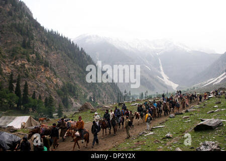 Jun 13, 2006; Kashmir India; l'annuale pellegrinaggio alla grotta santuario di Amarnath sono rimaste in sospeso per il terzo giorno come le frane bloccando le rotte da Batal e Pahalgam al santuario non poteva essere cancellato. Piligrims indù trek fino a raggiungere Santa Grotta di Amarnath situato a 3880 m sopra il livello del mare nella gamma dell'Himalaya indiano in Kashmir amministrato. Migliaia di dedicare indù Foto Stock