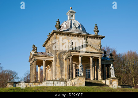 Tempio Dei Quattro Winds Castle Howard estate (progettato da Sir John Vanbrugh) in inverno vicino a Malton North Yorkshire Inghilterra Regno Unito Foto Stock