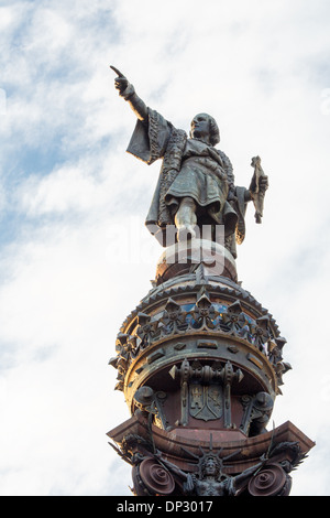 Statua di Cristoforo Colombo rivolta verso ovest sulla sommità del Mirador de Colon monumento a Barcellona, Spagna. Foto Stock