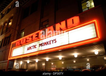 Jun 14, 2006; New York, NY, STATI UNITI D'AMERICA; British rock band Arctic Monkeys eseguire un sold out concerto nella storica sala da ballo Roseland in NYC. La band ha rilasciato un primo cd su internet e quando è stato ufficialmente rilasciato è stata la più grande vendita di CD di esordio in inglese della storia della musica, superando il precedente album di debutto record di vendite, detenute dai Beatles. Roseland ballroom è un 100 sì Foto Stock