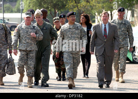 Jun 15, 2006; Austin, TX, Stati Uniti d'America; la Guardia Nazionale funzionari a piedi verso il Texas forze militari Museum a Camp Mabry giovedì per una conferenza di notizie riguardanti l'aumento della sicurezza sulla frontiera del Texas. Da sinistra sono Lt. Generale H. Steven Blum, il Mag. Il Generale Charles Rodriguez, e Assistente Segretario per la difesa interna Paul McHale. Credito: Foto di Tom aspo/San un Foto Stock