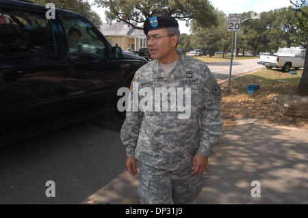 Jun 15, 2006; Austin, TX, Stati Uniti d'America; Maj Gen CHARLES RODRIGUEZ, Aiutante Gen del Texas raffigurato militare a seguito di una conferenza stampa su 'operazione Jump Start' Funzionamento Jumpstart è l'operazione che intende mettere guardie nazionali sull'US-Messico bordo per aiutare la Pattuglia di Confine di credito obbligatorio: foto di Pietro Silva/ZUMA premere. (©) Copyright 2006 da Pietro Silva Foto Stock