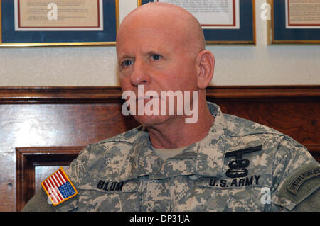 Jun 15, 2006; Austin, TX, Stati Uniti d'America; Lt Gen H. STEVEN BLUM, Guardia nazionale capo ufficio, partecipando a una conferenza stampa 0n 'operazione Jump Start' di Austin, TX. Il funzionamento del programma Jumpstart è l'operazione che intende mettere guardie nazionali sull'US-Messico bordo per aiutare la Pattuglia di Confine di credito obbligatorio: foto di Pietro Silva/ZUMA premere. (©) Copyright 2006 da Pietro Silva Foto Stock