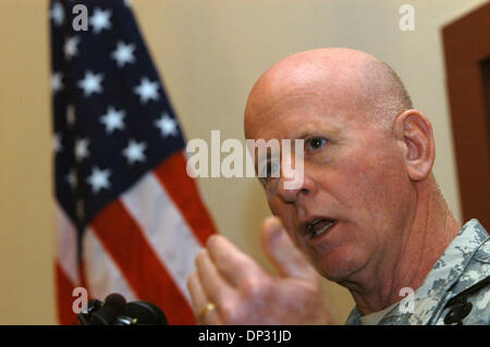 Jun 15, 2006; Austin, TX, Stati Uniti d'America; Lt Gen H. STEVEN BLUM, Guardia nazionale capo ufficio, partecipando a una conferenza stampa 0n 'operazione Jump Start' di Austin, TX. Il funzionamento del programma Jumpstart è l'operazione che intende mettere guardie nazionali sull'US-Messico bordo per aiutare la Pattuglia di Confine di credito obbligatorio: foto di Pietro Silva/ZUMA premere. (©) Copyright 2006 da Pietro Silva Foto Stock