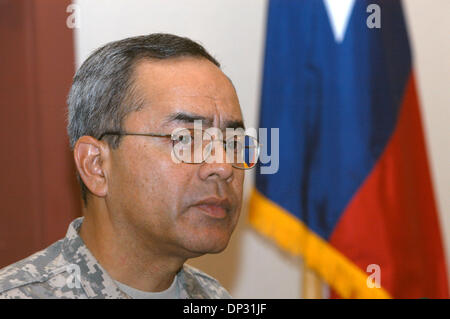 Jun 15, 2006; Austin, TX, Stati Uniti d'America; maggiore generale CHARLES RODRIGUEZ, Aiutante Generale del Texas forze militari per partecipare a una conferenza stampa 0n 'operazione Jump Start' di Austin, TX. Il funzionamento del programma Jumpstart è l'operazione che intende mettere guardie nazionali sull'US-Messico bordo per aiutare la Pattuglia di Confine di credito obbligatorio: foto di Pietro Silva/ZUMA premere. (©) Copyright 2006 da Pietro Si Foto Stock