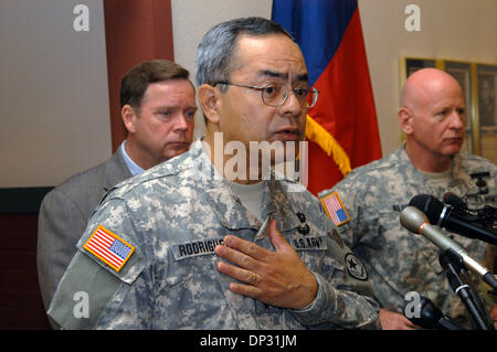 Jun 15, 2006; Austin, TX, Stati Uniti d'America; maggiore generale CHARLES RODRIGUEZ, Aiutante Generale del Texas forze militari, PAUL MCHALE, Assistente Segretario per Homeland Defence & Lt generale H. STEVEN BLUM, Guardia Nazionale Capo Ufficio per partecipare a una conferenza stampa. Il funzionamento del programma Jumpstart è l'operazione che intende mettere guardie nazionali sull'US-Messico bordo per aiutare la Pattuglia di Confine obbligatorio Foto Stock