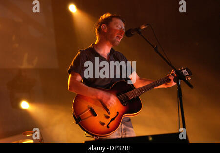 Jun 17, 2006; Manchester, TN, Stati Uniti d'America; musicista Thom Yorke dei Radiohead suona dal vivo al 2006 Bonnaroo Music Festival che ha avuto luogo a Manchester. Con oltre 70.000 tifosi presenti alla 4 giorni del festival che avrai la possibilità di vedere una varietà di musicisti, comici e artista. Credito: Foto di Jason Moore/ZUMA premere. (©) Copyright 2006 Foto Stock