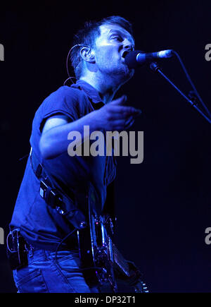 Jun 17, 2006; Manchester, TN, Stati Uniti d'America; musicista Thom Yorke dei Radiohead suona dal vivo al 2006 Bonnaroo Music Festival che ha avuto luogo a Manchester. Con oltre 70.000 tifosi presenti alla 4 giorni del festival che avrai la possibilità di vedere una varietà di musicisti, comici e artista. Credito: Foto di Jason Moore/ZUMA premere. (©) Copyright 2006 Foto Stock