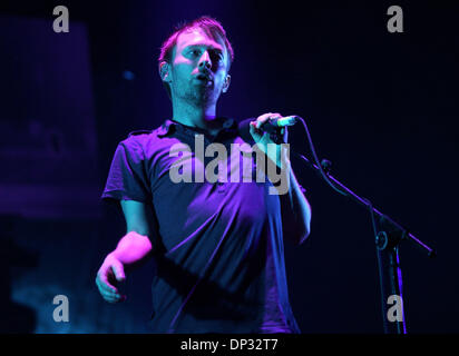 Jun 17, 2006; Manchester, TN, Stati Uniti d'America; musicista Thom Yorke dei Radiohead suona dal vivo al 2006 Bonnaroo Music Festival che ha avuto luogo a Manchester. Con oltre 70.000 tifosi presenti alla 4 giorni del festival che avrai la possibilità di vedere una varietà di musicisti, comici e artista. Credito: Foto di Jason Moore/ZUMA premere. (©) Copyright 2006 Foto Stock