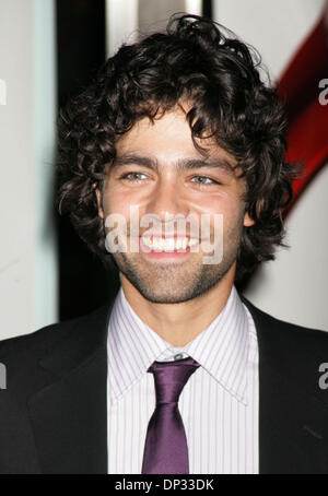 Jun 19, 2006; New York, NY, STATI UNITI D'AMERICA; attore ADRIAN GRENIER al New York premiere di "Il diavolo veste Prada" tenutasi presso il AMC Loews Lincoln Square Theatre. Credito: Foto di Nancy Kaszerman/ZUMA premere. (©) Copyright 2006 by Nancy Kaszerman Foto Stock