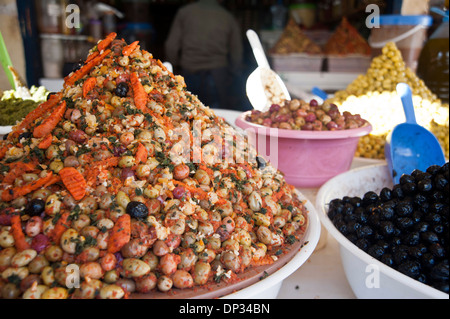 Piramidi di olive su display al di fuori del negozio a Essaouira, Marocco Foto Stock