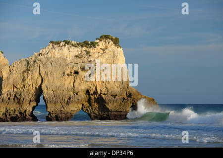 Arco Naturale formazioni rocciose a Praia dos Tres Irmaos e Oceano Atlantico, Alvor, Portimao Algarve Foto Stock