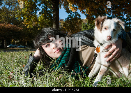 Una giovane donna e il suo cane di Williamsburg, NYC Foto Stock
