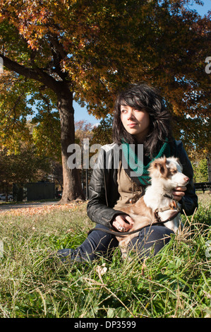 Una giovane donna e il suo cane di Williamsburg, NYC Foto Stock