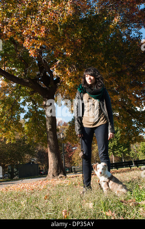 Una donna in piedi con il suo cane di Williamsburg, NYC Foto Stock