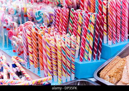 Ampio gruppo dei bastoncini dolci.Il fuoco selettivo sulla dolce bastoni in medio Foto Stock