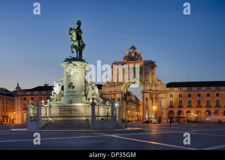 Statua di re Jose io e Arco da Rua Augusta in Praca do Comercio accesa al crepuscolo, Baixa, Lisbona, Portogallo Foto Stock