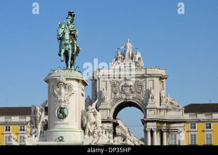 Statua di re Jose io e Arco da Rua Augusta in Praca do Comercio, Baixa, Lisbona, Portogallo Foto Stock