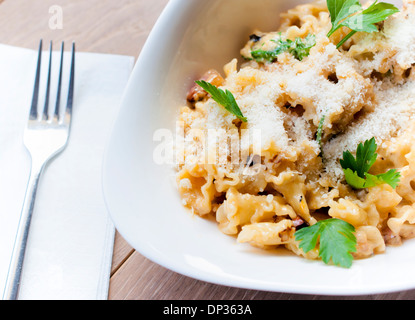 Il fuoco selettivo sulla pasta carbonare nel lato anteriore della piastra Foto Stock
