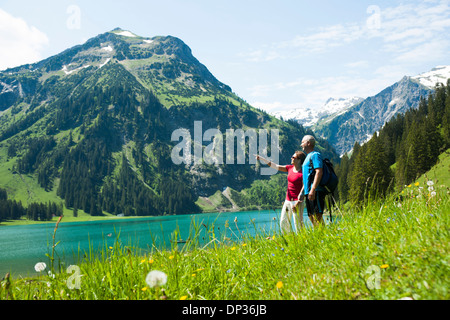 Coppia uomo e donna che guarda la vista panoramica, lago Vilsalpsee, Valle di Tannheim, Austria Foto Stock