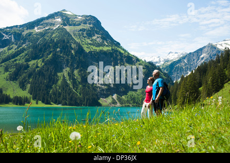 Coppia uomo e donna che guarda la vista panoramica, lago Vilsalpsee, Valle di Tannheim, Austria Foto Stock