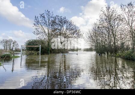 Il 7 gennaio 2014. Inondazioni a Eye Bridge Parcheggio presso il fiume Stour, Wimborne, Dorset Credito: Mike McEnnerney/Alamy Live News Foto Stock