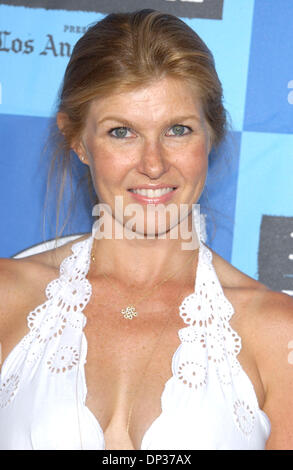 Jun 22, 2006; Los Angeles, CA, Stati Uniti d'America; attrice CONNIE BRITTON a "Il diavolo veste Prada' LA Premiere che è la serata di apertura per la Los Angeles Film Festival, tenutosi al Mann Village Theatre di credito obbligatorio: Foto di Paul Fenton/ZUMA KPA.. (©) Copyright 2006 by Paolo Fenton Foto Stock