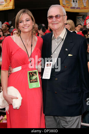 Jun 24, 2006; Anaheim, California, Stati Uniti d'America; Lee Iacocca a "Pirati dei Caraibi: forziere fantasma' Premiere Mondiale tenutosi a Disneyland. Credito: Foto di Lisa O'Connor/ZUMA premere. (©) Copyright 2006 by Lisa O'Connor Foto Stock