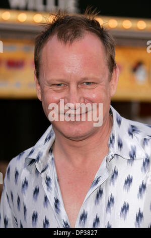 Jun 24, 2006; Anaheim, California, Stati Uniti d'America; attore STELLAN SKARSGARD a "Pirati dei Caraibi: forziere fantasma' Premiere Mondiale tenutosi a Disneyland. Credito: Foto di Lisa O'Connor/ZUMA premere. (©) Copyright 2006 by Lisa O'Connor Foto Stock