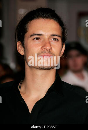 Jun 24, 2006; Anaheim, California, Stati Uniti d'America; attore Orlando Bloom a "Pirati dei Caraibi: forziere fantasma' Premiere Mondiale tenutosi a Disneyland. Credito: Foto di Lisa O'Connor/ZUMA premere. (©) Copyright 2006 by Lisa O'Connor Foto Stock