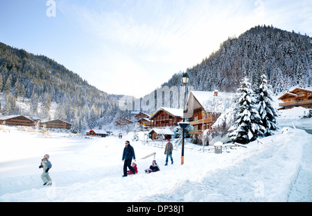 Le Alpi francesi, il francese villaggio alpino di Chatel in inverno la neve, les Portes du Soleil, Haute Savoie, Francia Europa Foto Stock