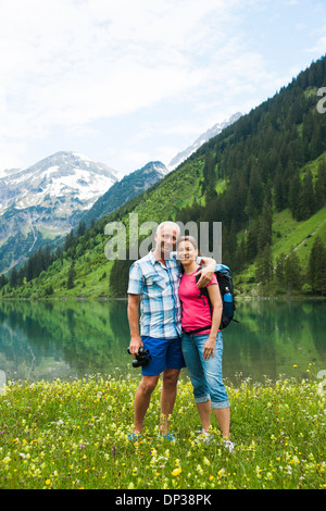 Ritratto di Coppia matura escursioni in montagna, lago Vilsalpsee, Valle di Tannheim, Austria Foto Stock