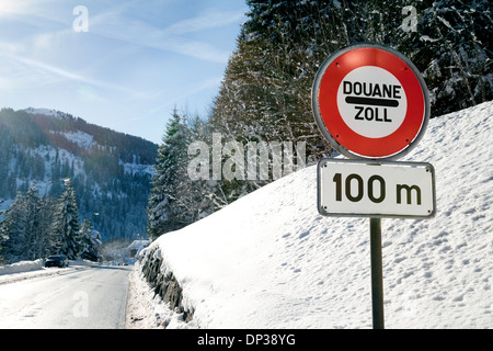 Douane segno sulla strada da Chatel a Morgins sulla Francia frontiera svizzera, Haute Savoie, Europa Foto Stock