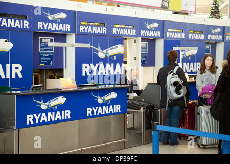 Ryanair area check in, l'aeroporto di Stansted, Essex, Inghilterra, Regno Unito Foto Stock