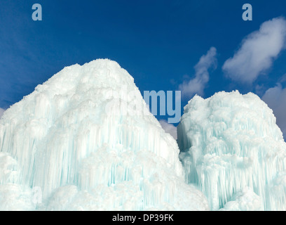 Acqua congelata in Fontana (cascata di ghiaccio) su SKY background. Foto Stock