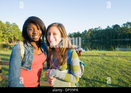 Ritratto di pre-teen ragazze sorridenti e guardando la telecamera, all'aperto Foto Stock